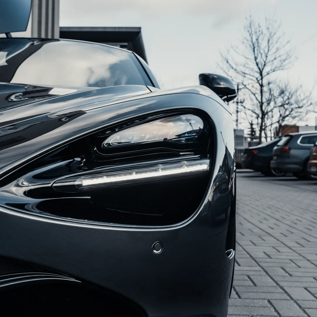 hubert-hurkacz-i-mclaren-720s-37124592.png