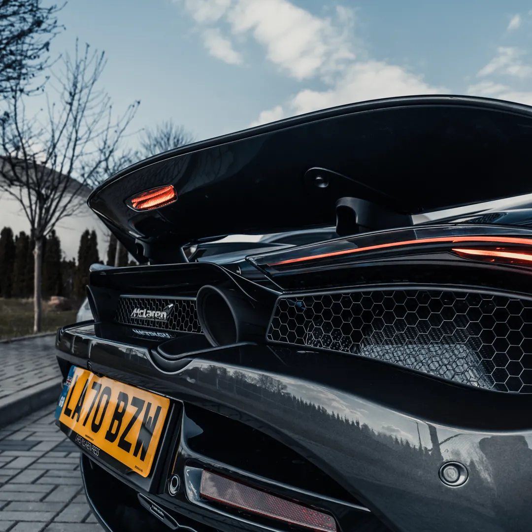 hubert-hurkacz-i-mclaren-720s-37124617.png
