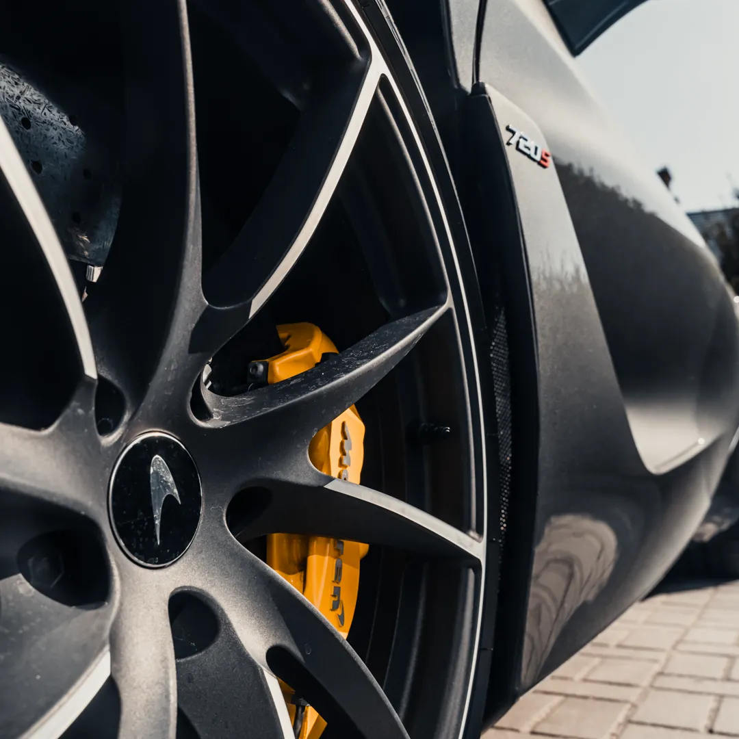 hubert-hurkacz-i-mclaren-720s-37124612.png