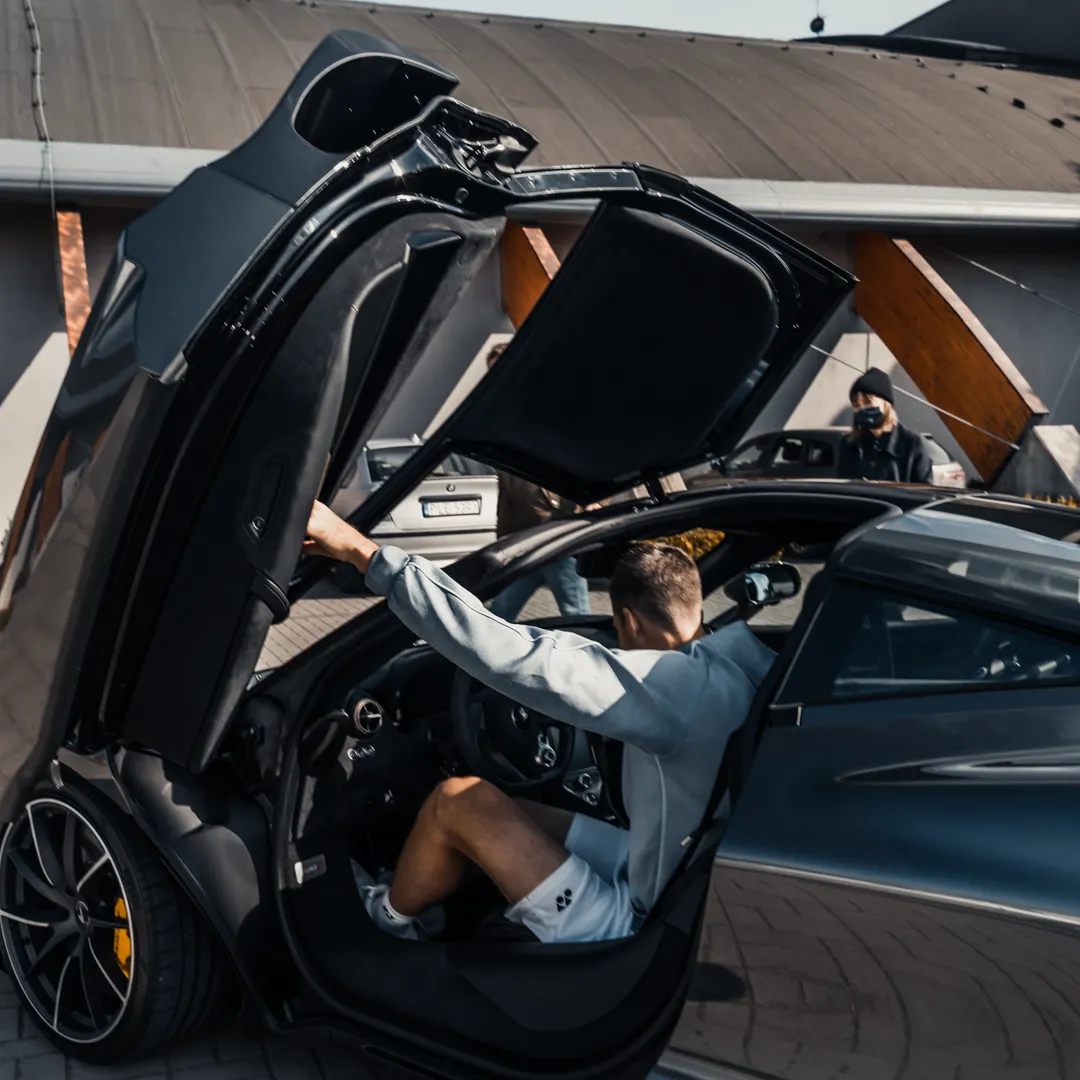 hubert-hurkacz-i-mclaren-720s-37124637.png