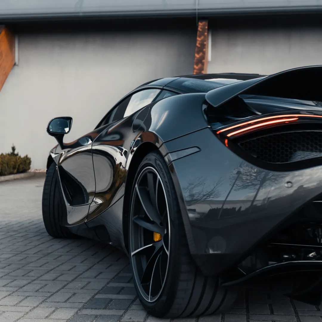 hubert-hurkacz-i-mclaren-720s-37124642.png