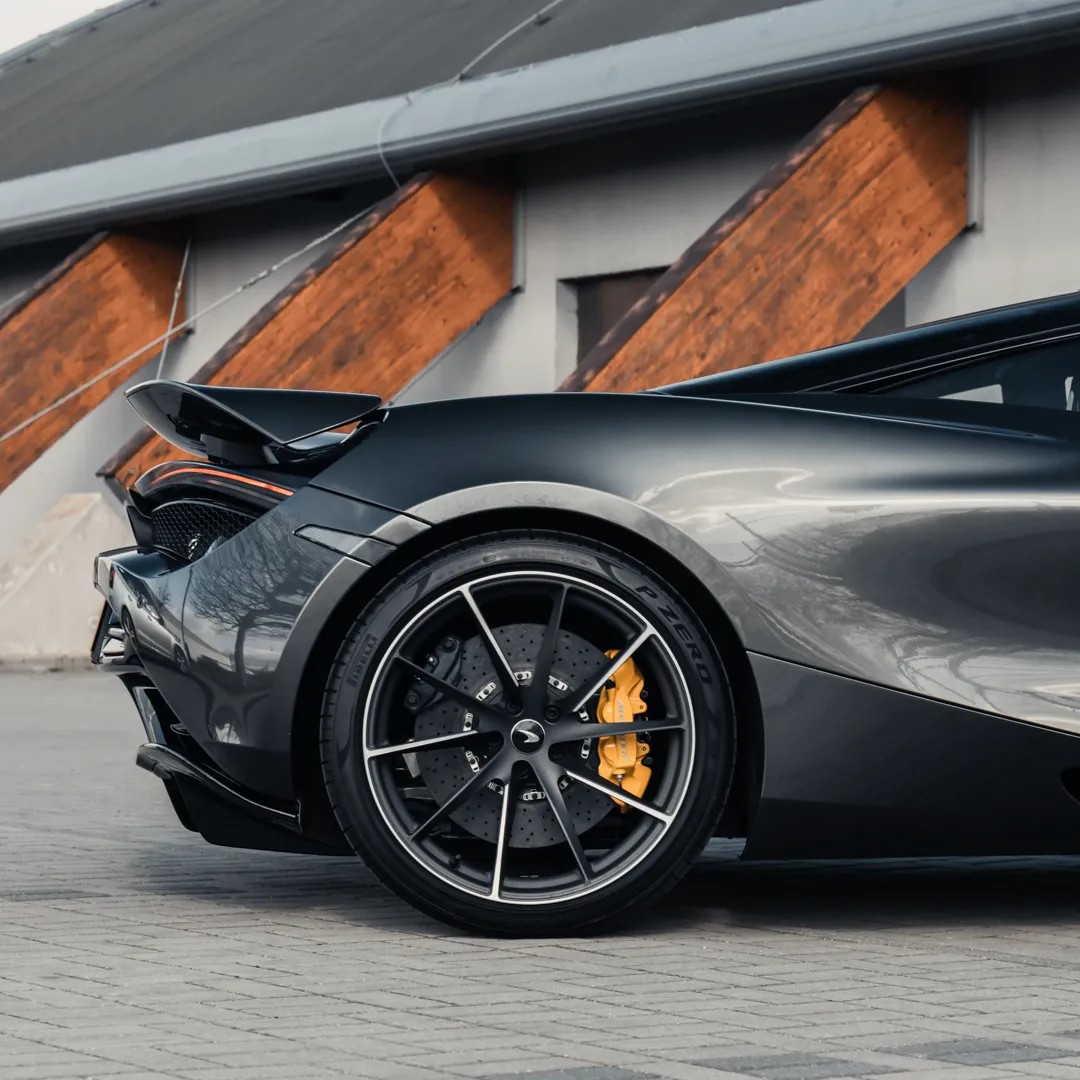 hubert-hurkacz-i-mclaren-720s-37124657.png