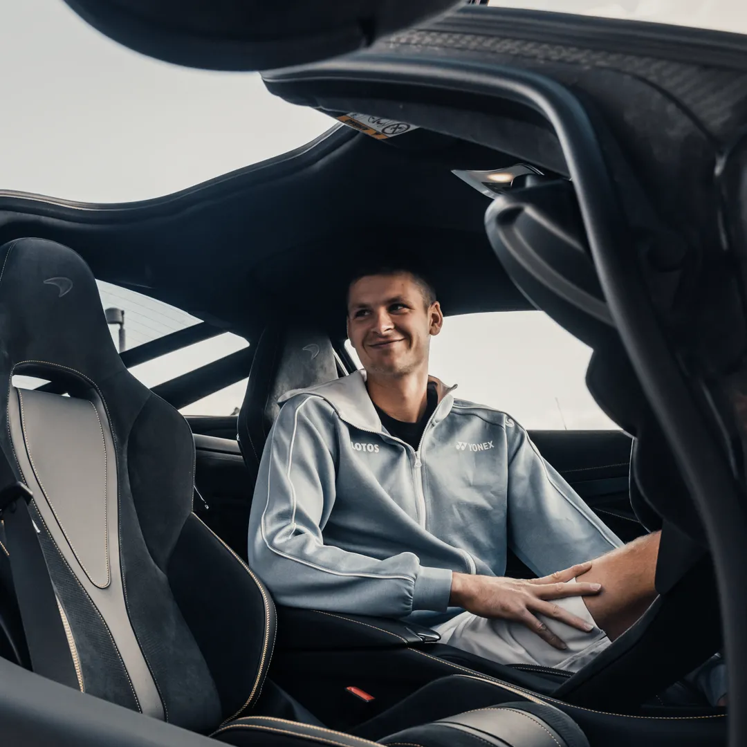 hubert-hurkacz-i-mclaren-720s-37124708.png
