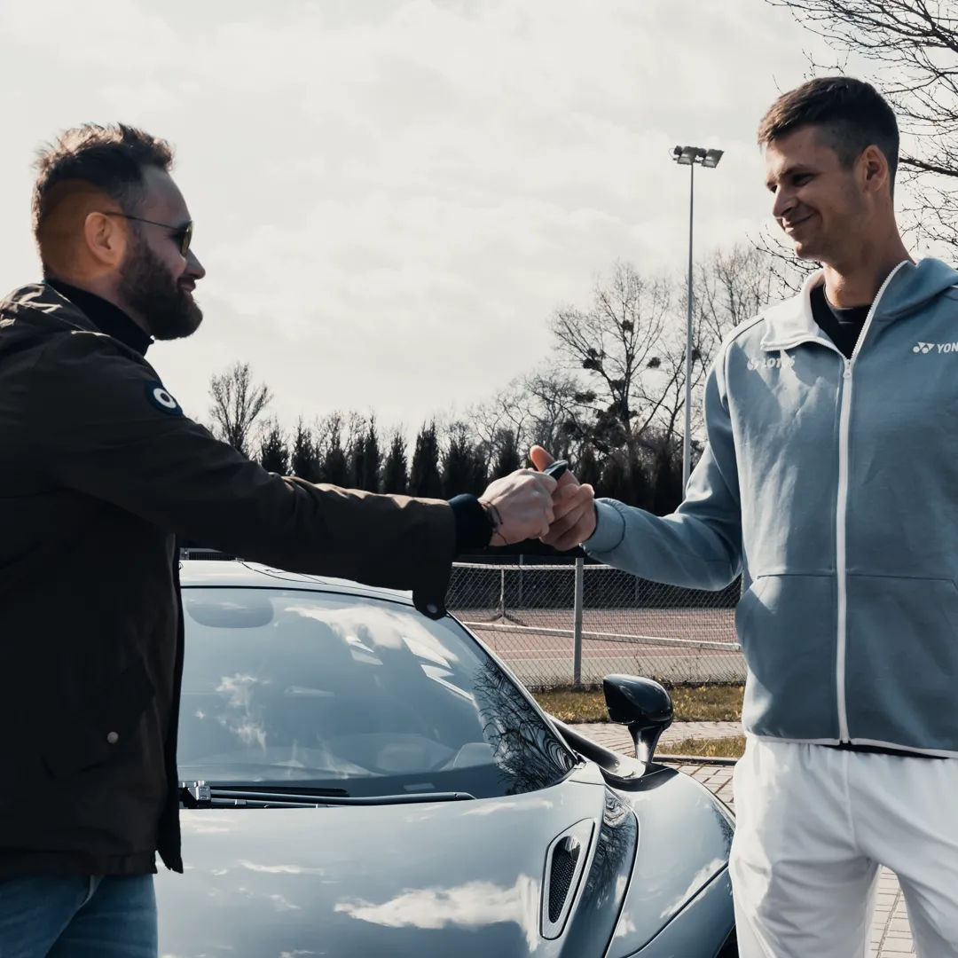 hubert-hurkacz-i-mclaren-720s-37124713.png