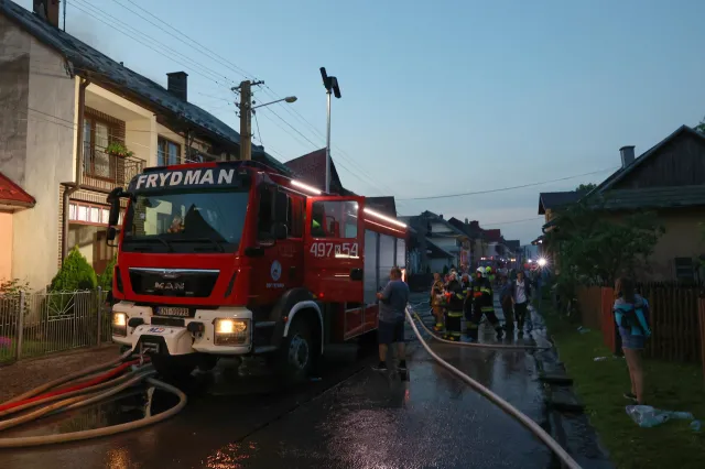 Wielki pożar w Nowej Białej. Do mieszkańców trafia rządowa pomoc
