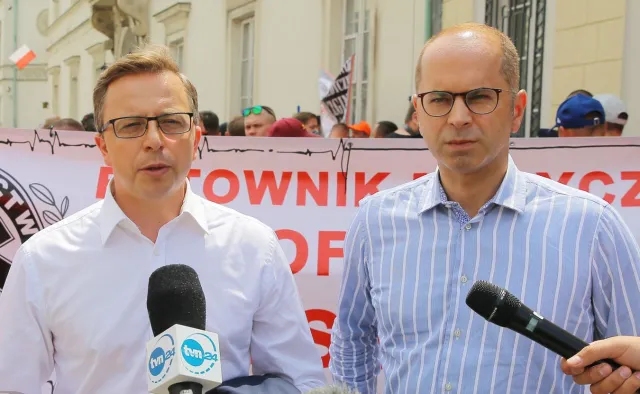 Kontrola poselska w kancelarii premiera. Chodzi o akcję "LOT do Domu"