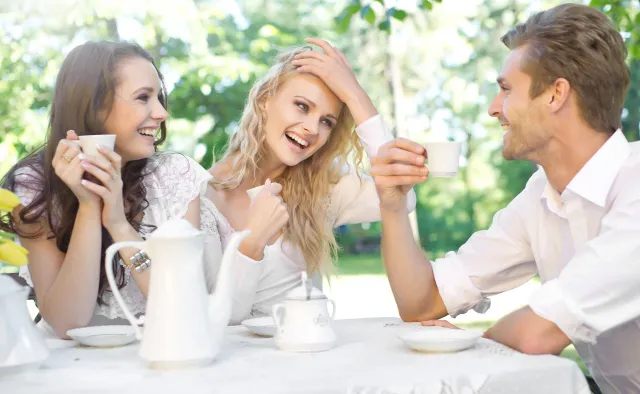 Koronawirus latem rozprzestrzenia się intensywniej wśród młodych ludzi