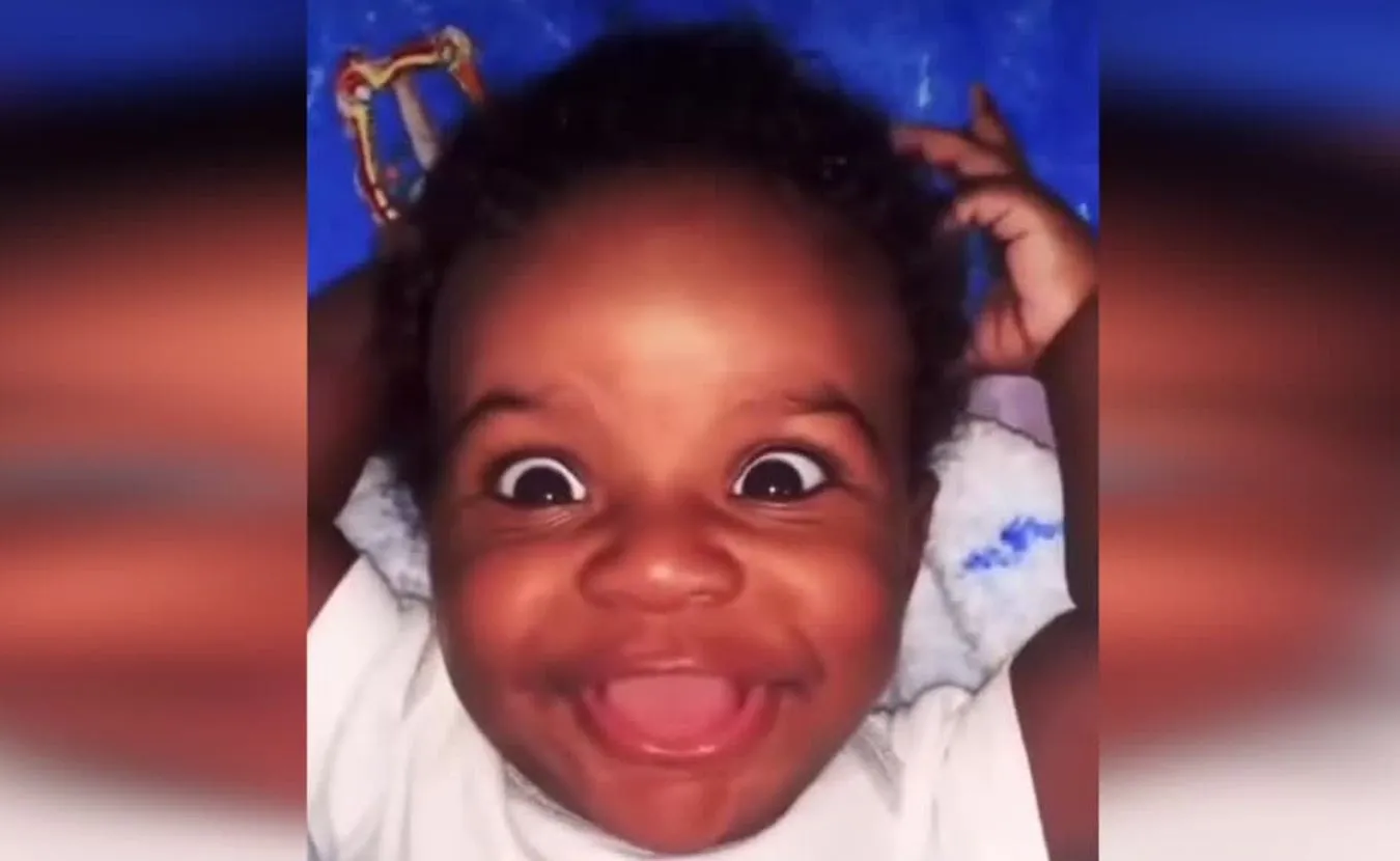 Radość na widok taty o poranku. Taką reakcję na pobudkę chciałby widzieć każdy rodzic!