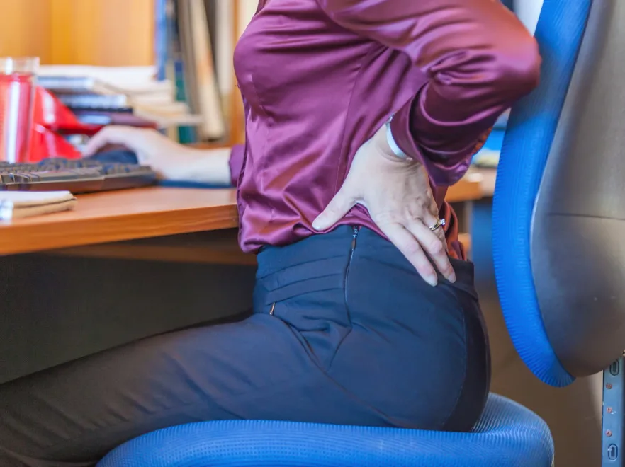 Nie tylko kręgosłup nie lubi siedzenia! Zobacz, którym narządom jeszcze bardzo szkodzi