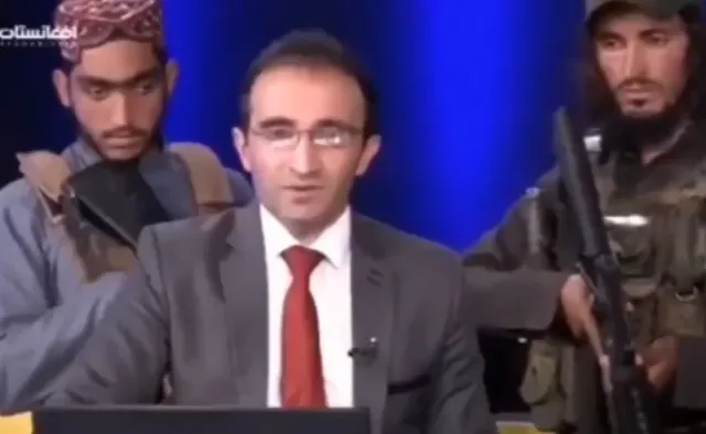 Uzbrojeni talibowie stali za plecami prezentera w afgańskiej telewizji