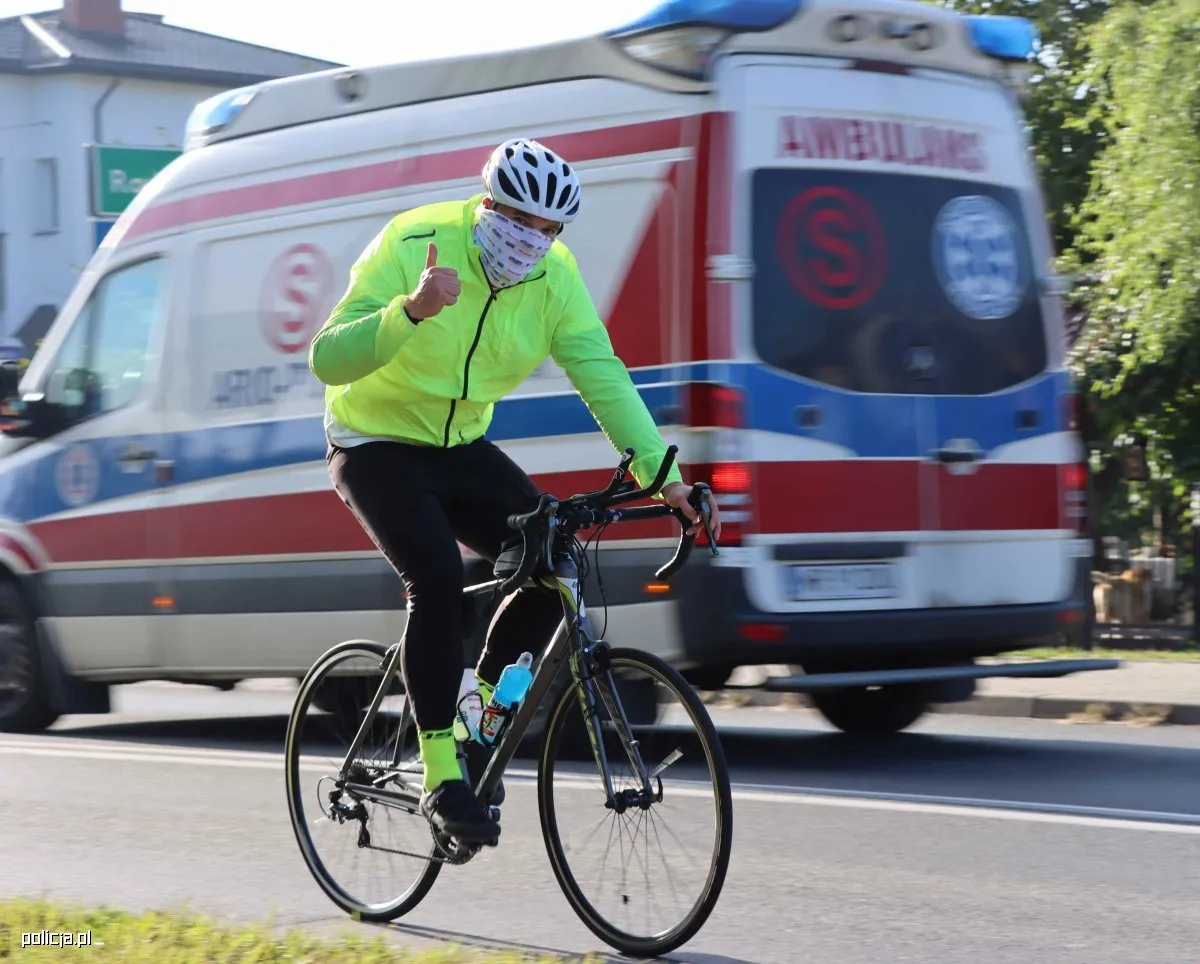 Policjant wyszedł ze szpitala i jedzie dalej w szczytnym celu