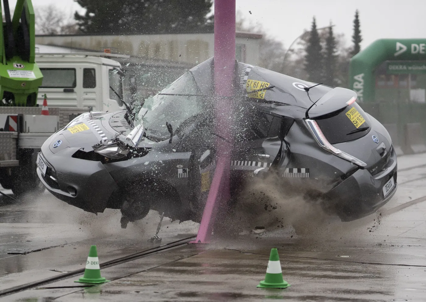 samochod-elektryczny-i-wypadek-37255184.jpg
