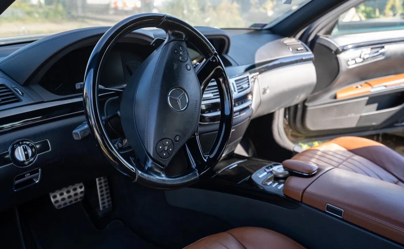 Mercedes S 500 i Porsche Cayenne w cenie roweru. ZDM sprzedaje porzucone auta