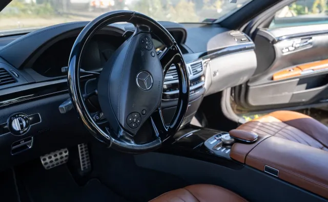 Mercedes S 500 i Porsche Cayenne w cenie roweru. ZDM sprzedaje porzucone auta