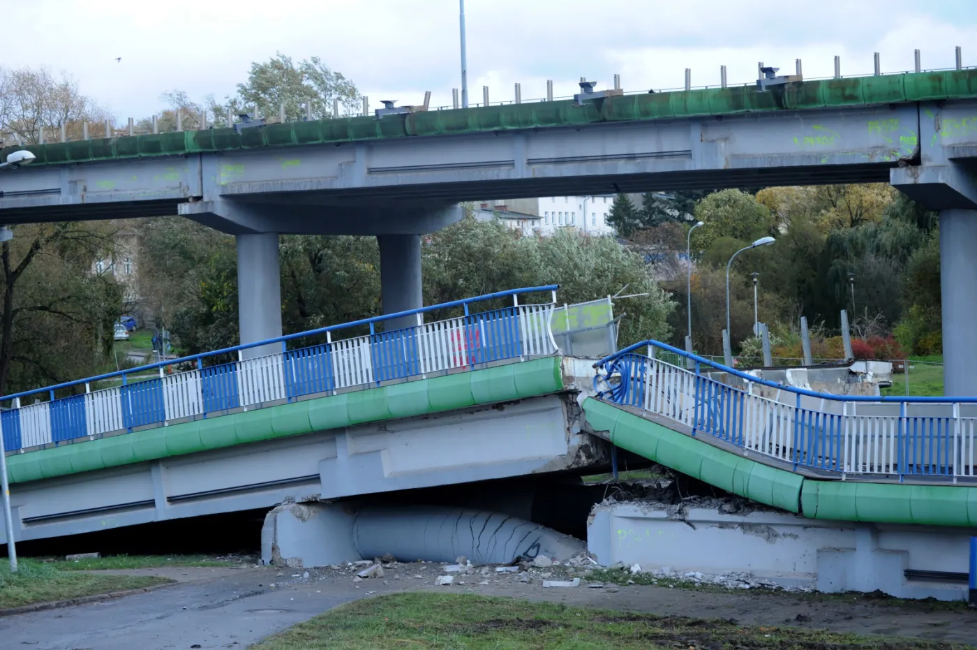 Koszalin, zawaliła się część rozbieranego wiaduktu na al. Monte Cassino