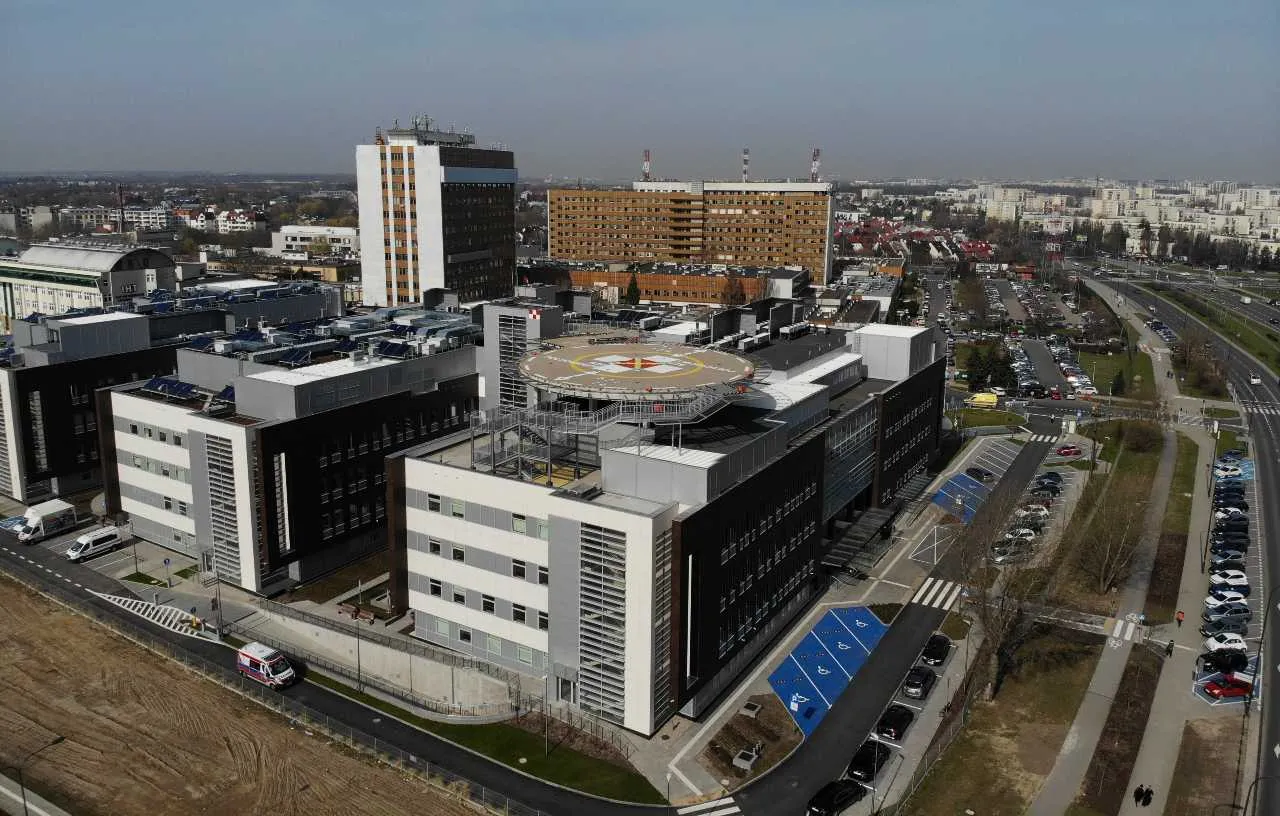 Usterka instalacji w Szpitalu Południowym. Straż dowiezie butle z tlenem