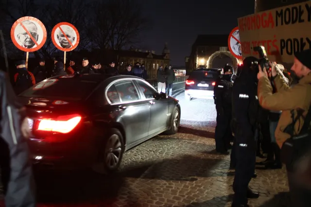 Jarosław Kaczyński na Wawelu. Przy wjeździe czekali działacze KOD