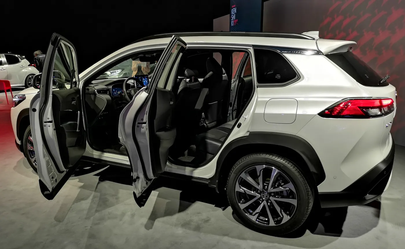 Nowa Toyota Corolla Cross wjeżdża do Polski. To SUV z hybrydą 5. generacji