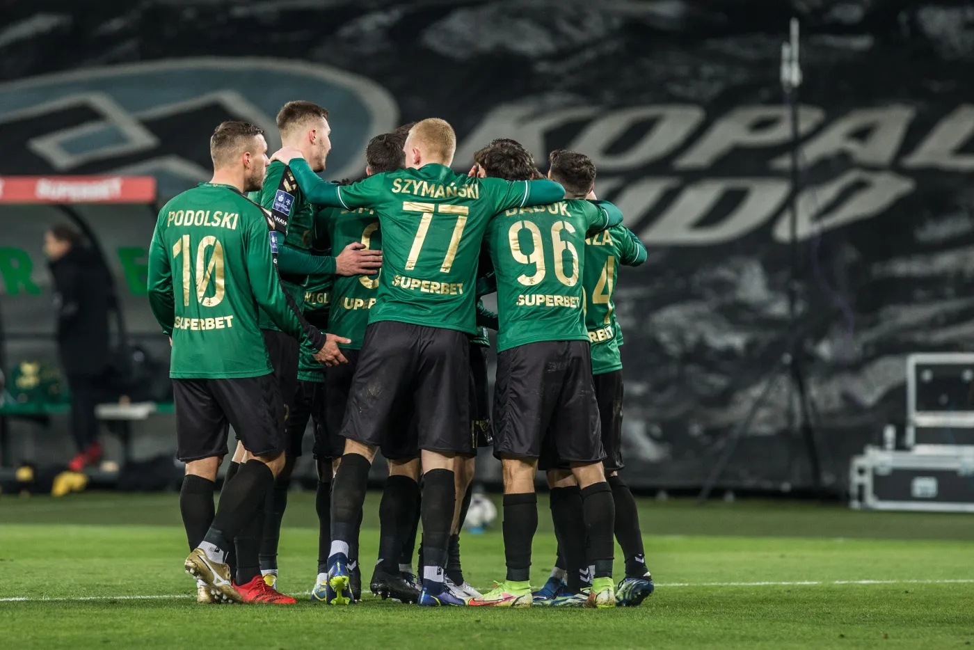 Górnik znów zwycięski. Nowak i Podolski wykonali wyrok na Śląsku [WIDEO]