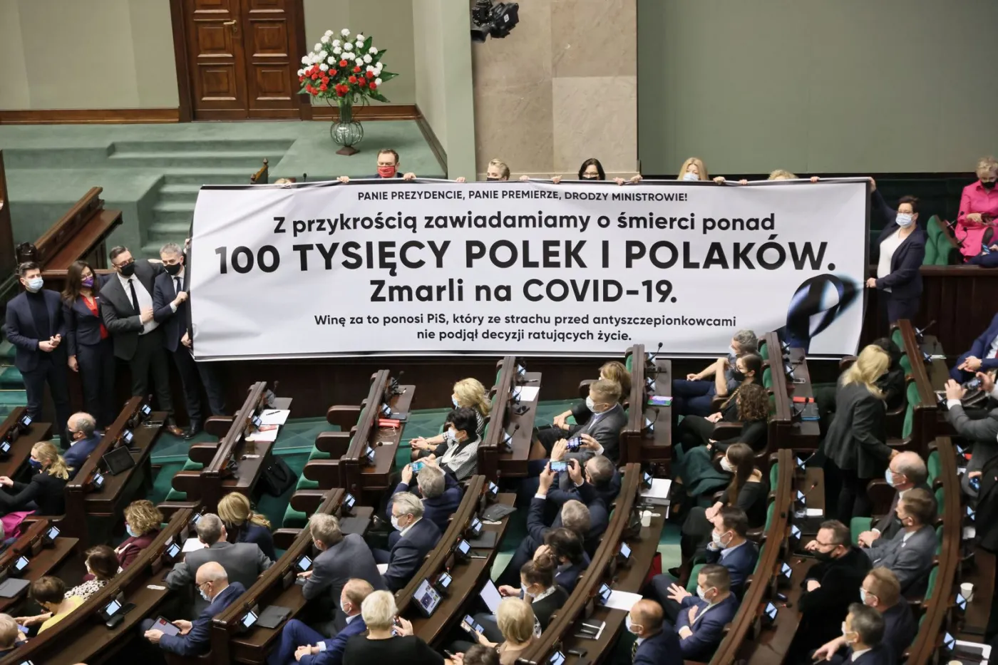 poslowie-na-sali-obrad-w-sejmie-37340240.jpg