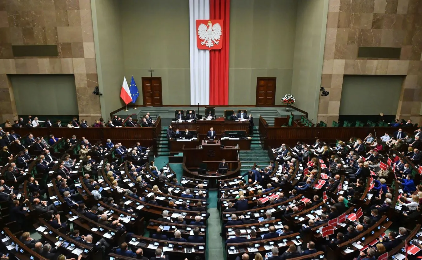 Przetasowania w poparciu dla partii. Traci PiS, zyskuje KO. SONDAŻ