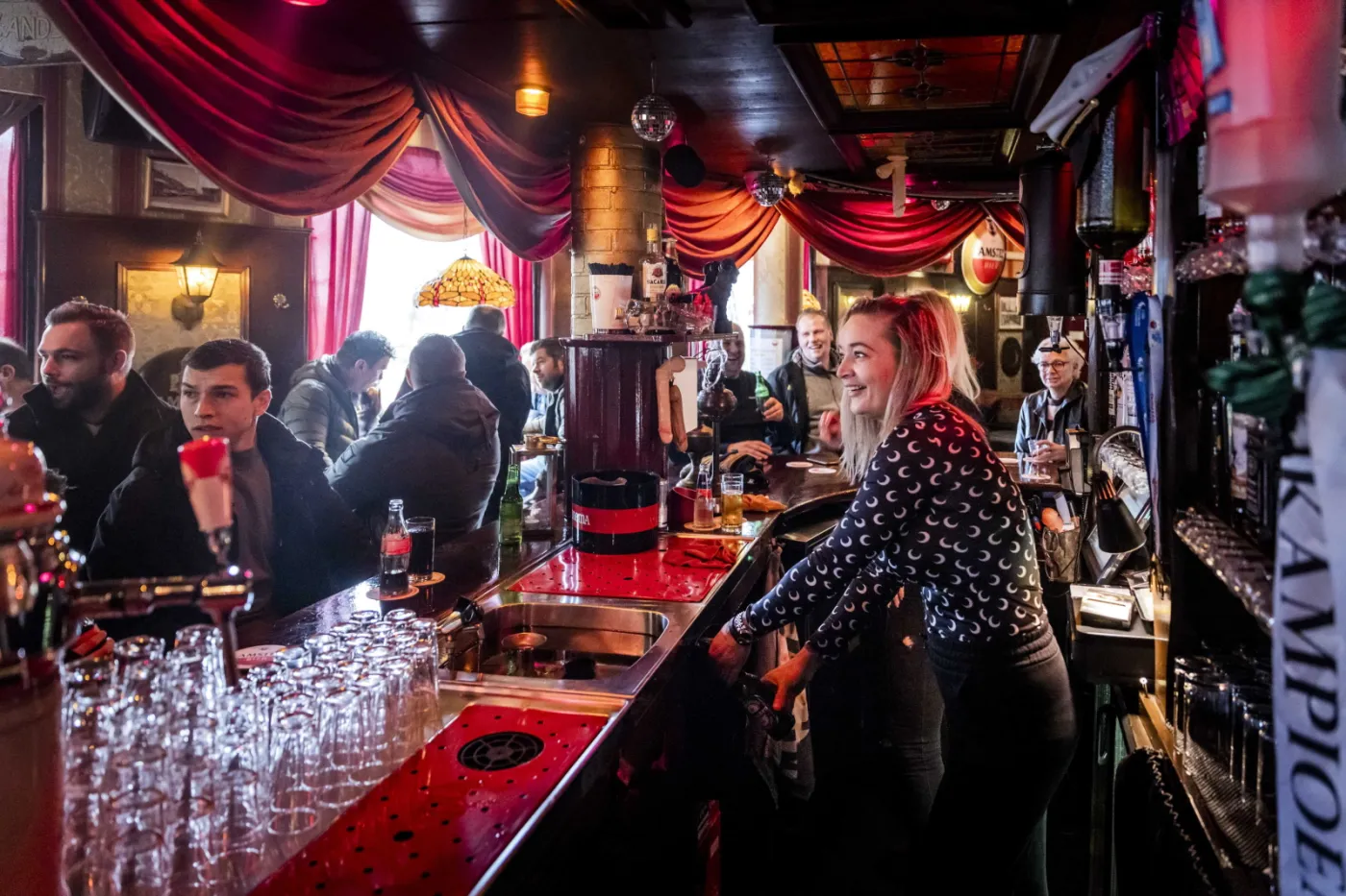 Restauracje w Holandii otwarte mimo lockdownu. To "czytelny sygnał" wysłany rządowi