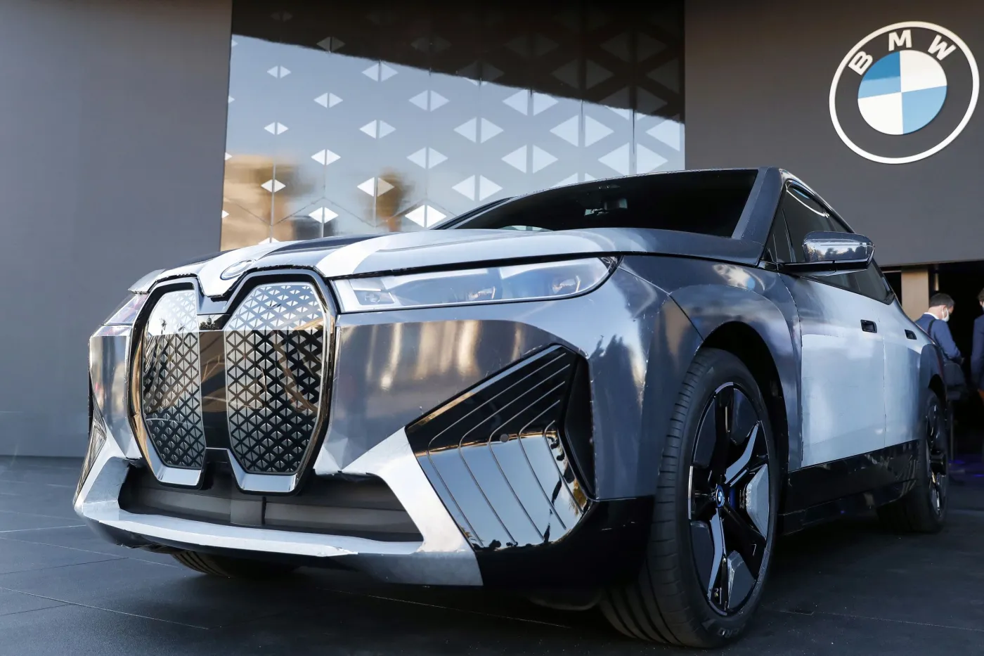 BMW iX Flow samo zmienia kolor karoserii. Oto technologia E Ink