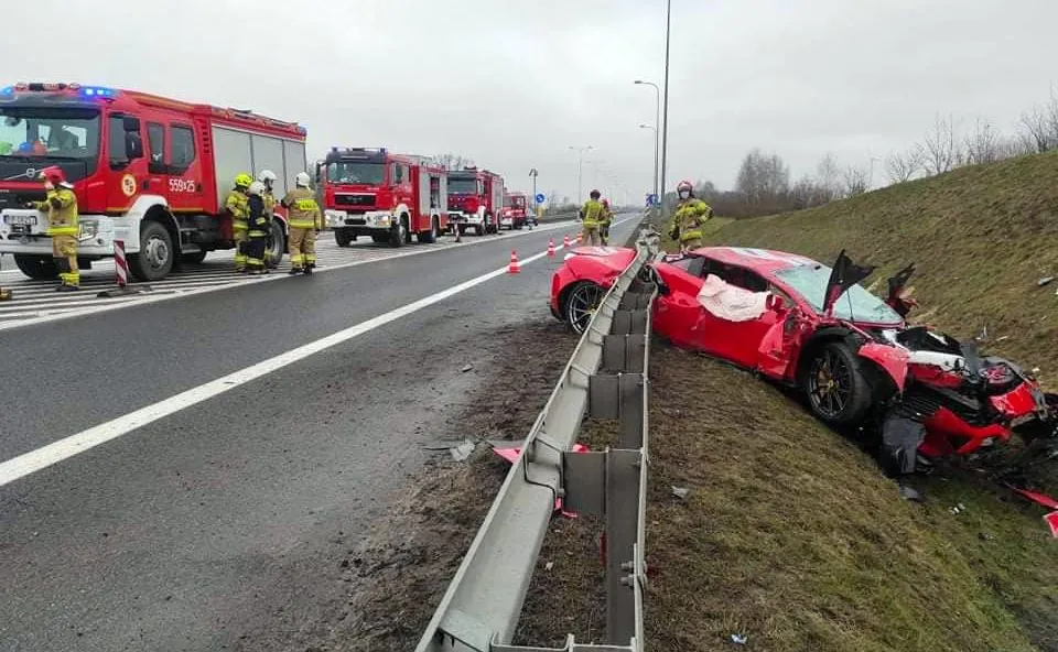 Ferrari rozbite. Za kierownicą miał siedzieć syn znanego biznesmena i byłego senatora