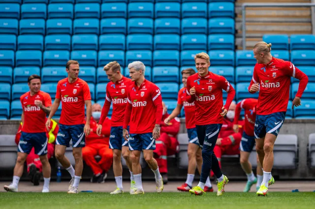 Rośnie presja na FIFA. Dania i Norwegia dołączają do bojkotu meczów z Rosją