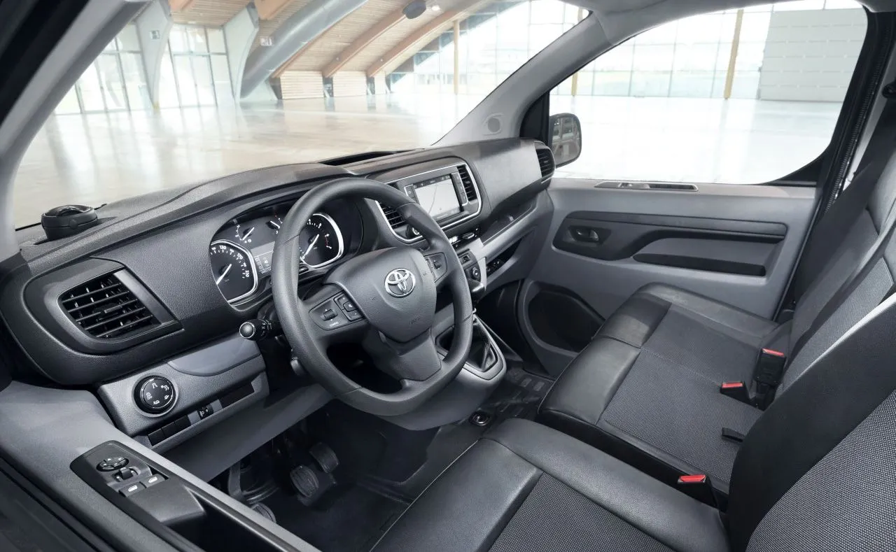 Toyota PROACE z gwarancją na milion km i nie tylko do pracy