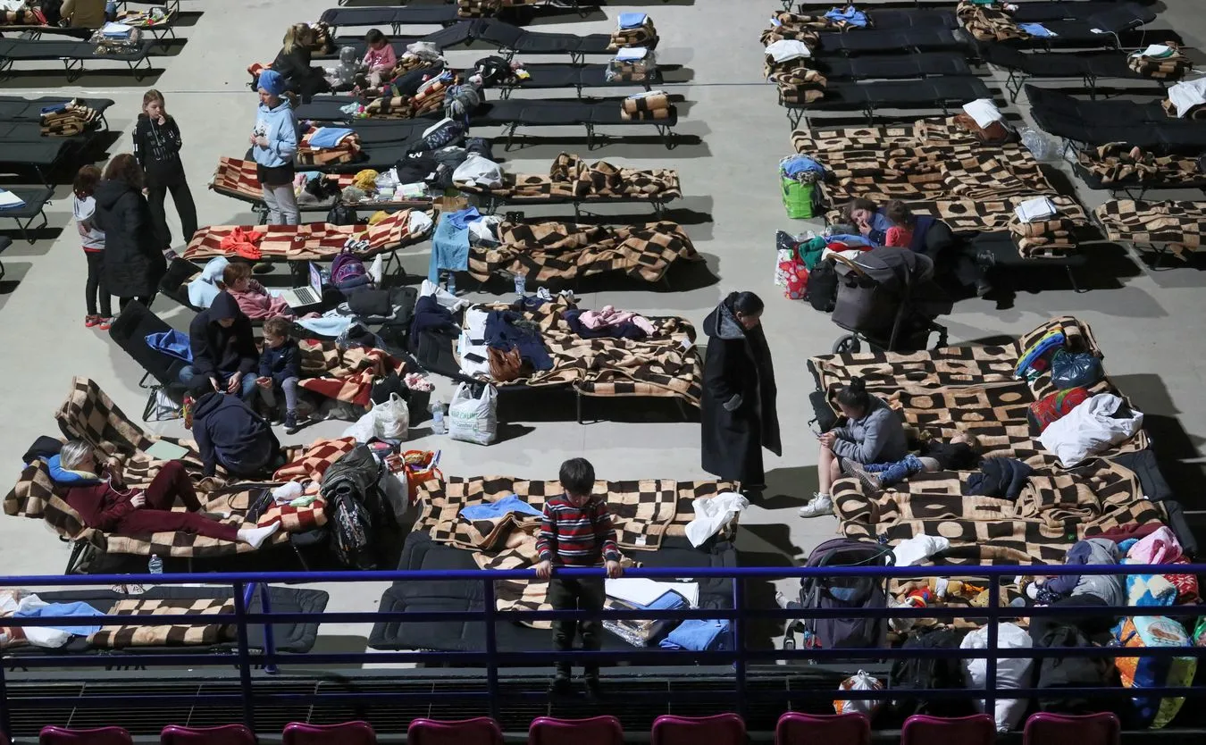 Torwar i apel wolontariuszy. Radziwiłł: Nie ma chaosu. Emilewicz: W bawialniach szaleją dzieciaki