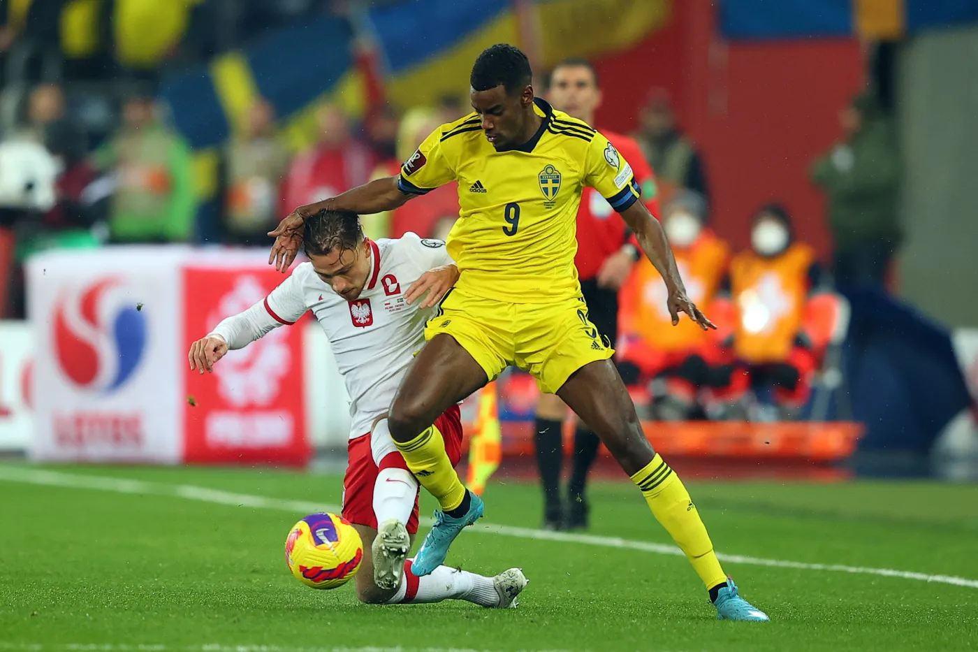 Matty Cash (L) i Alexander Isak (P)