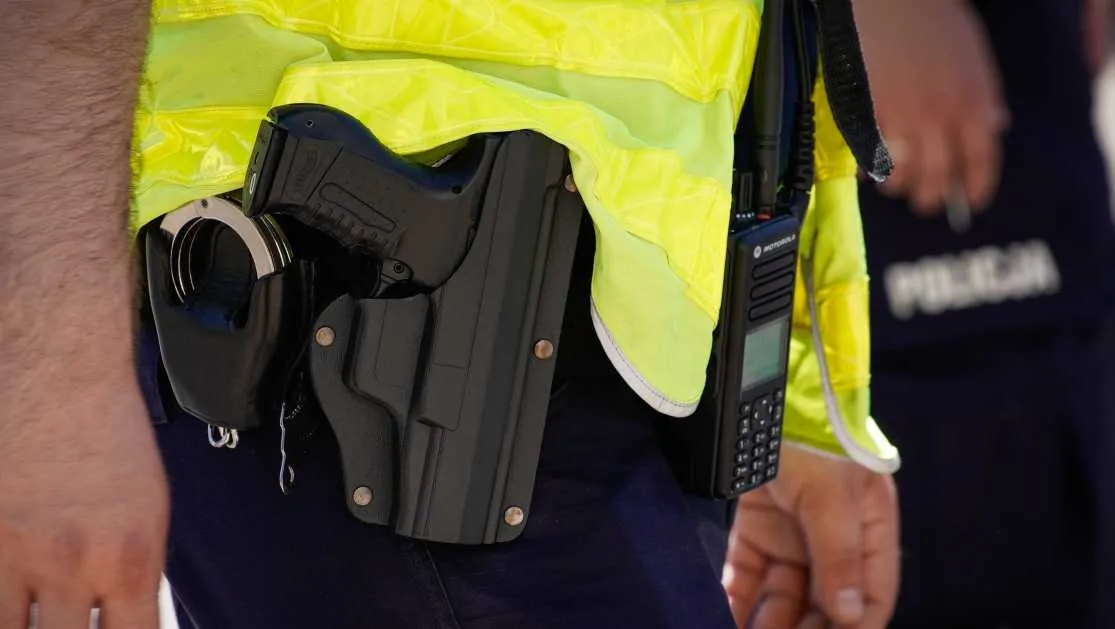 Policjant wyjął broń i wystrzelił w podłogę. Konsekwencje będą poważne