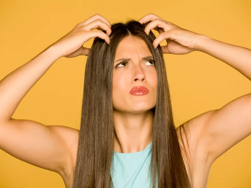 "Olej to jest do samochodu, a nie na głowę"... 5 najpopularniejszych mitów o włosach, które robią dużo złego