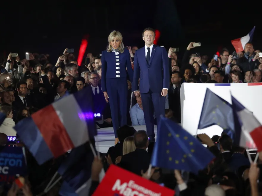 "Wieczorem lepiej niż w ciągu dnia". Internauci zgodnie (sic!) oceniają "wyborcze" stylizacje Brigitte Macron. FOTO
