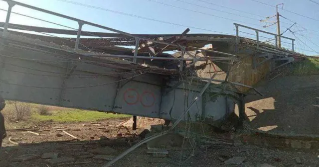 Ważny most, którym Rosjanie transportowali broń i paliwo, "uległ samozniszczeniu"