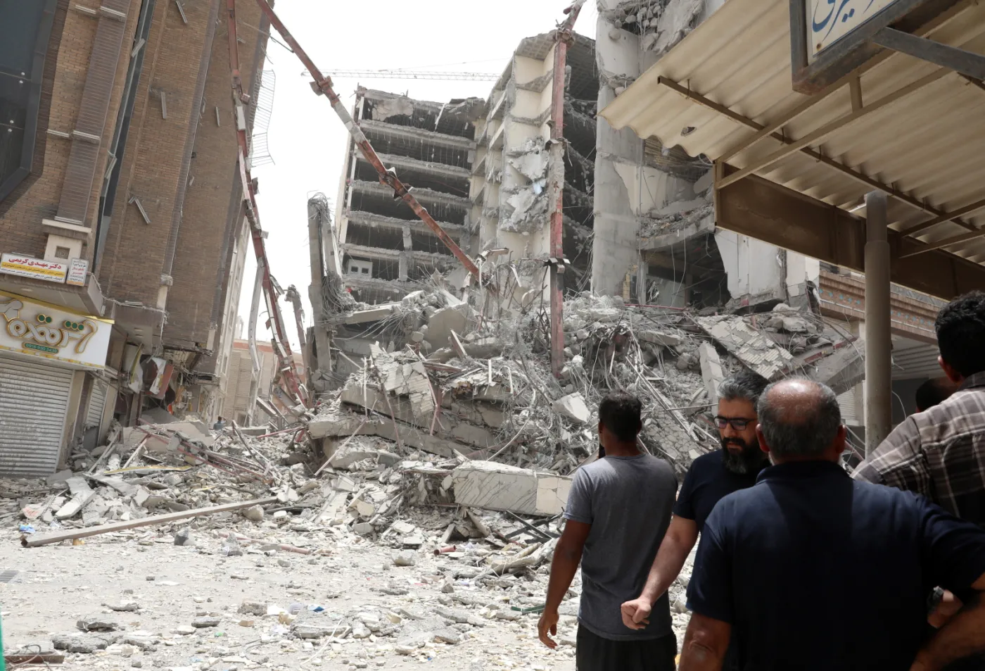 Katastrofa wieżowca w Abadanie. Co najmniej 80 osób uwięzionych pod gruzami