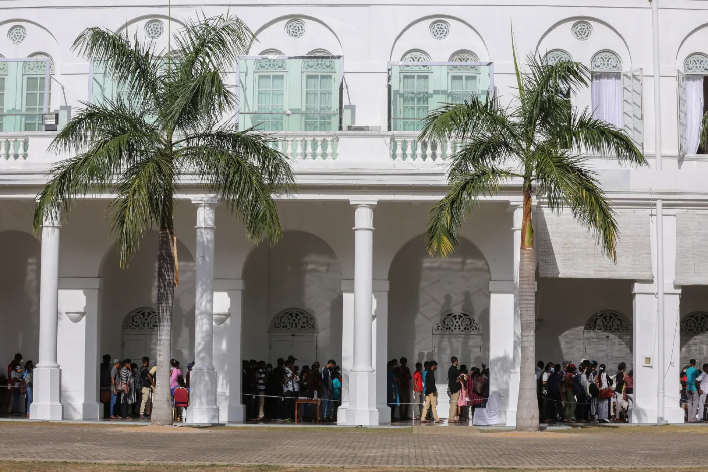 Na lotnisku w Male wylądował uciekający z kraju prezydent Sri Lanki