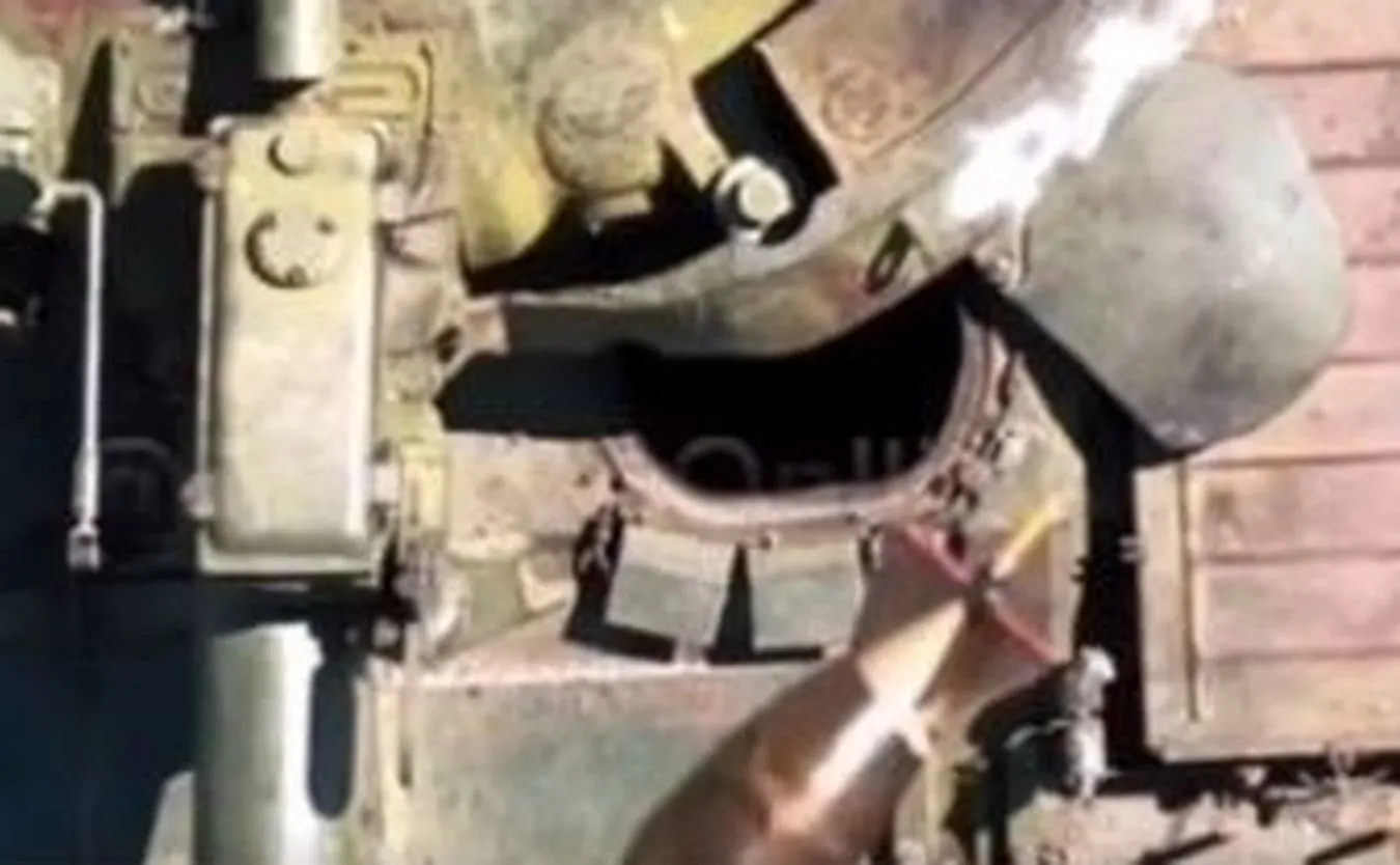 Ukraińcy zrzucili "bombkę" z drona wprost do rosyjskiego czołgu. Zobacz NAGRANIE