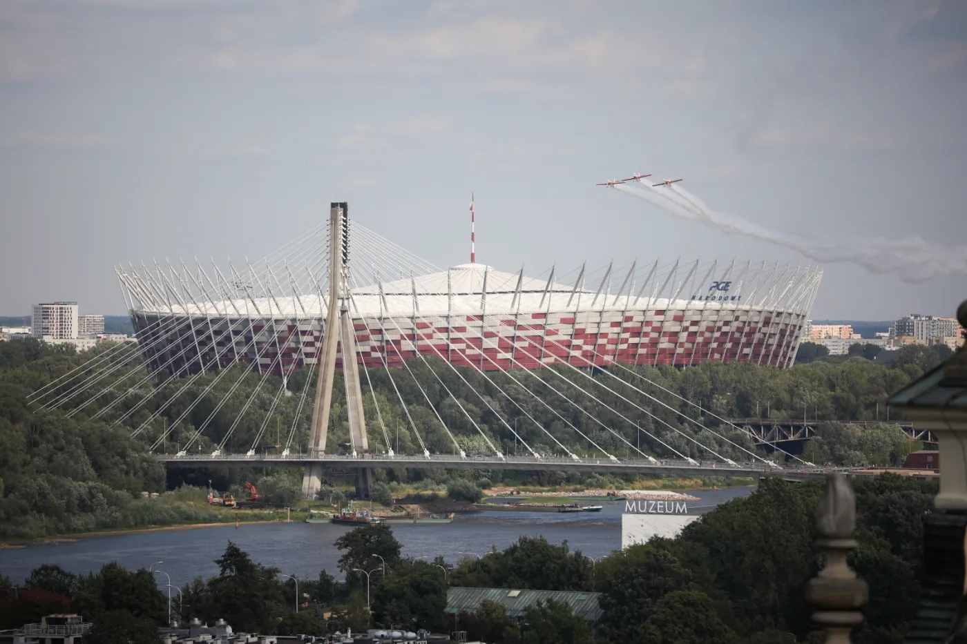 grupa-akrobacyjna-zelazny-podczas-specjalnego-przelotu-nad-warszawa-37523628.jpg