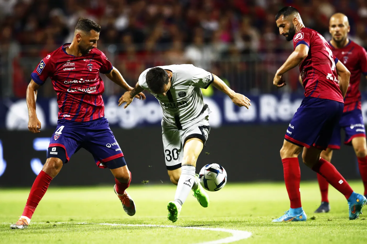 Bolesne przywitanie Wieteski z Ligue 1. Messi i Neymar "zabawili się" z Clermont [WIDEO]