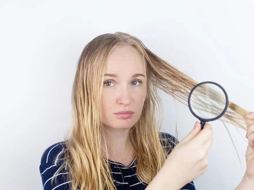 "Strąki" na głowie kilka godzin po myciu włosów? Nie bagatelizuj tego!