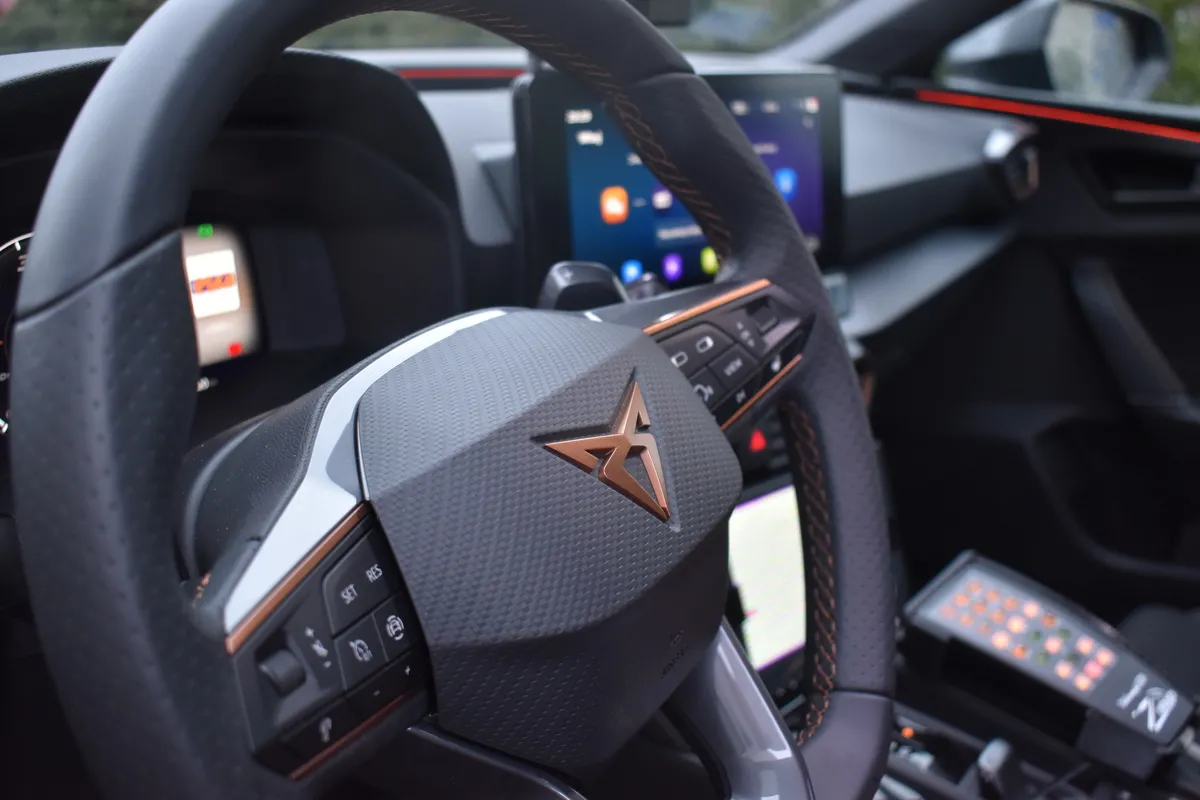 cupra-leon-z-wideorejestratorem-37559067.jpg