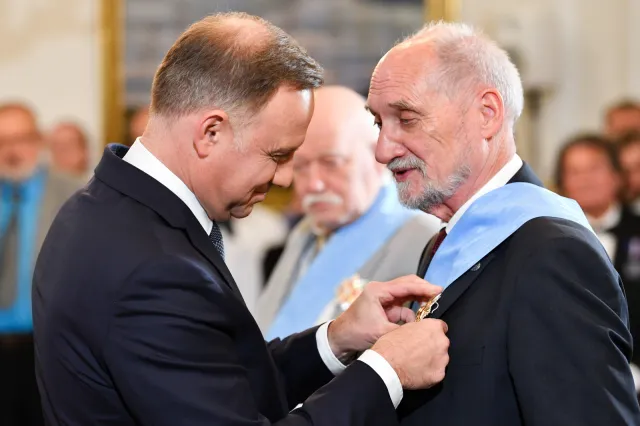 Antoni Macierewicz wśród odznaczonych najwyższym polskim orderem. "To naplucie w twarz rodzinom smoleńskim"