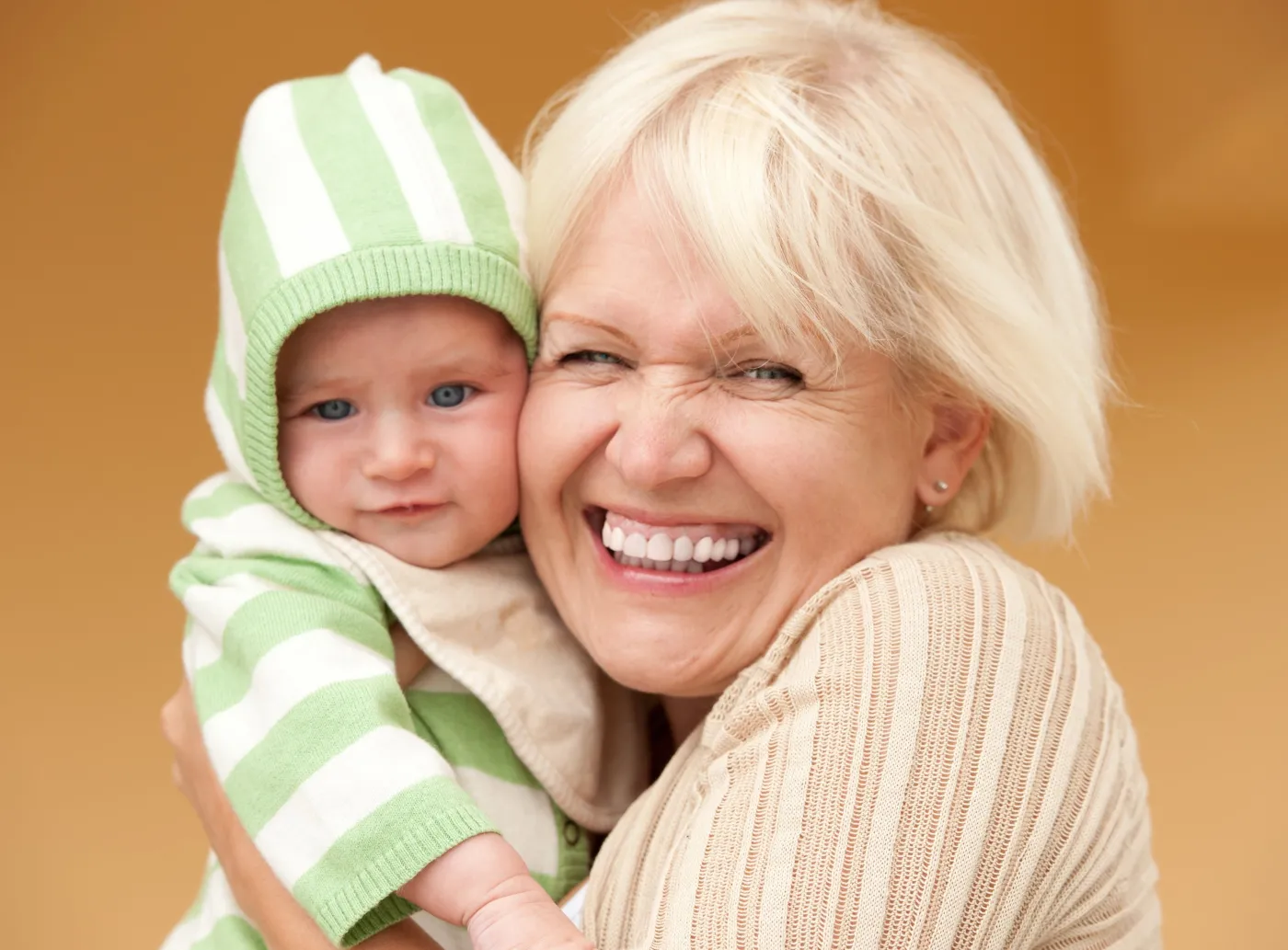 babcia kobieta niemowlę dziecko 