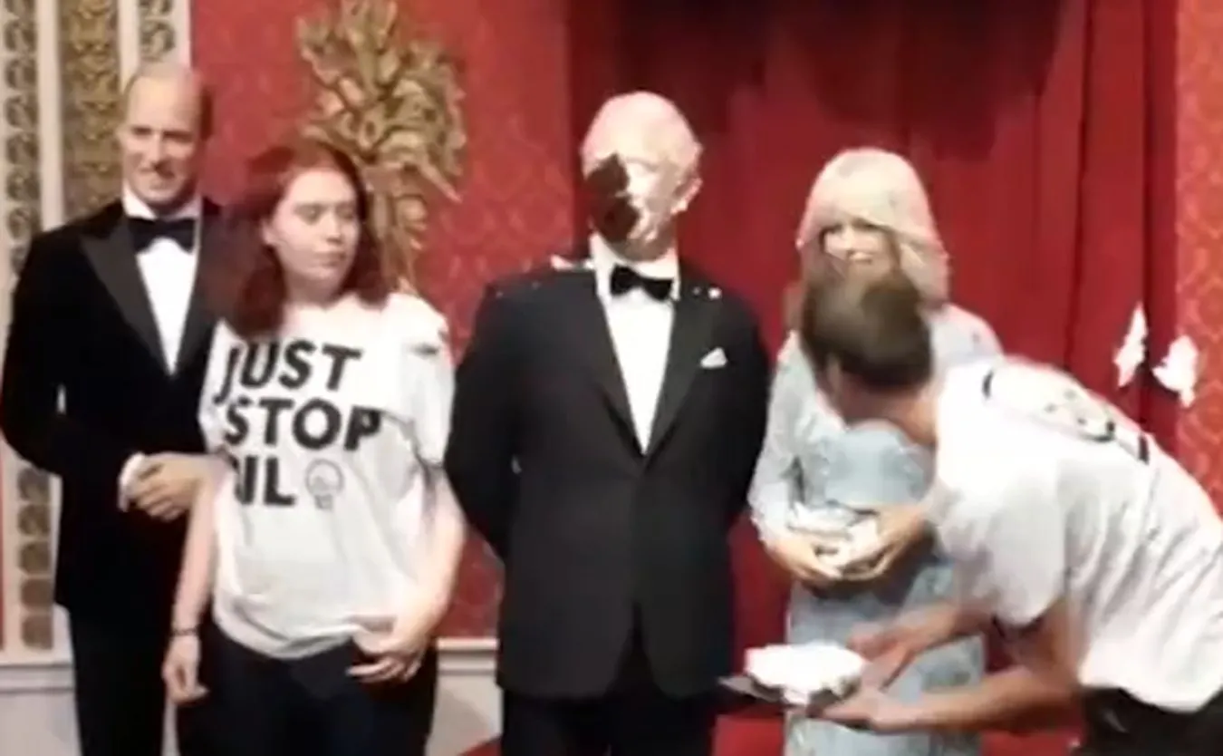 Kolejny incydent z udziałem kontrowersyjnych aktywistów. "Karol III" dostał ciastem w twarz