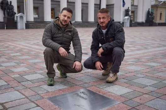 Sean Penn w Kijowie, zostawił tam statuetkę Oscara. "A kiedy wygracie..." [WIDEO]