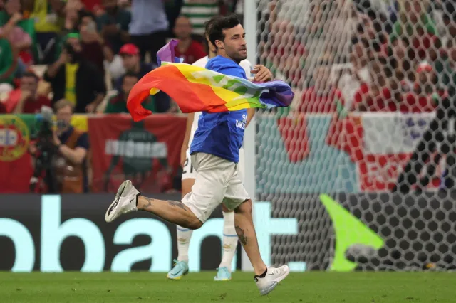 Mężczyzna wbiegł na boisko z tęczową flagą i w koszulce z przesłaniem [FOTO]
