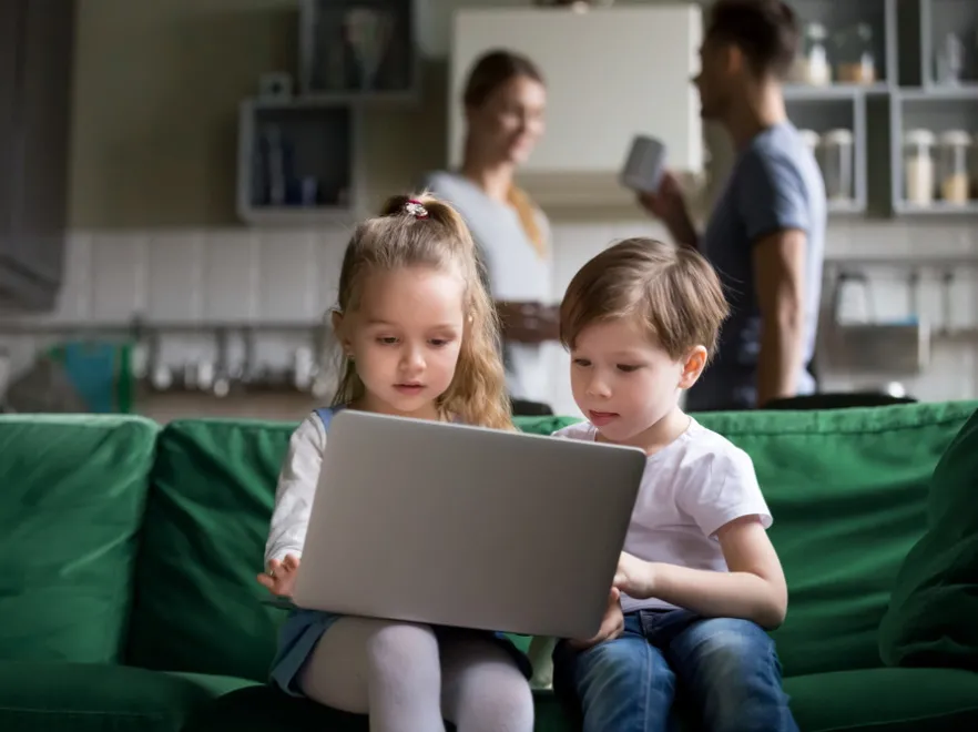 Alarmujące wyniki badania: Rodzice to boomerzy! Chodzi o to, kiedy zaczynają edukację internetową dzieci...