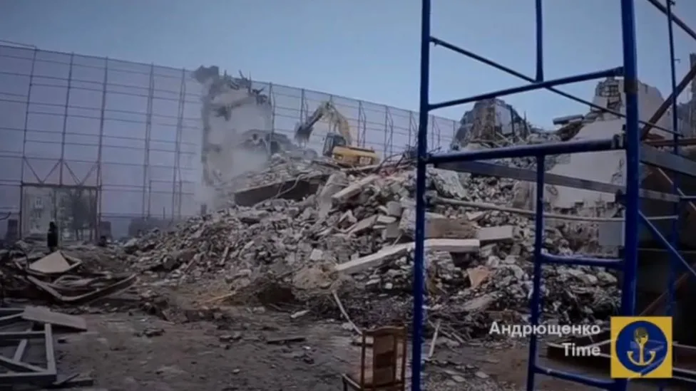 Rosjanie zacierają ślady zbrodni. "Teatru Dramatycznego w Mariupolu już nie ma"